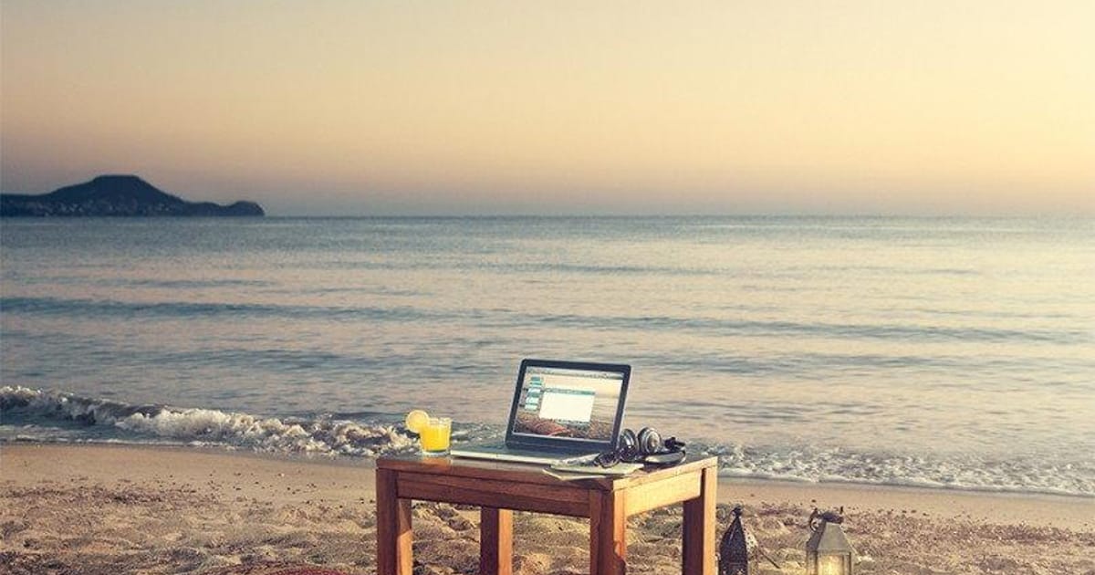 21 travel. Мечты о море. Столик для ноутбука на пляже. Пляж люди столик. Фриланс на море фото.